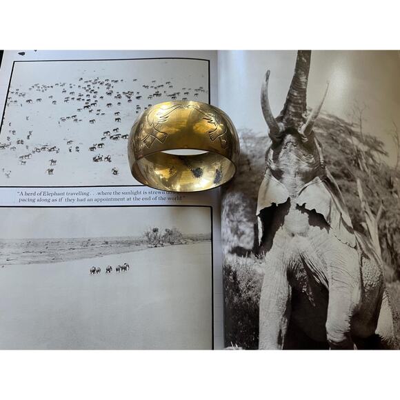 Vintage gold bangle with engraved elephants - Picture 1 of 7